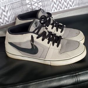 US M 12 Nike Ruckus Mid LR